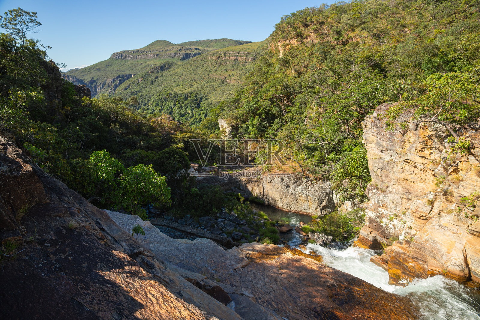 山谷中的河流急流照片摄影图片