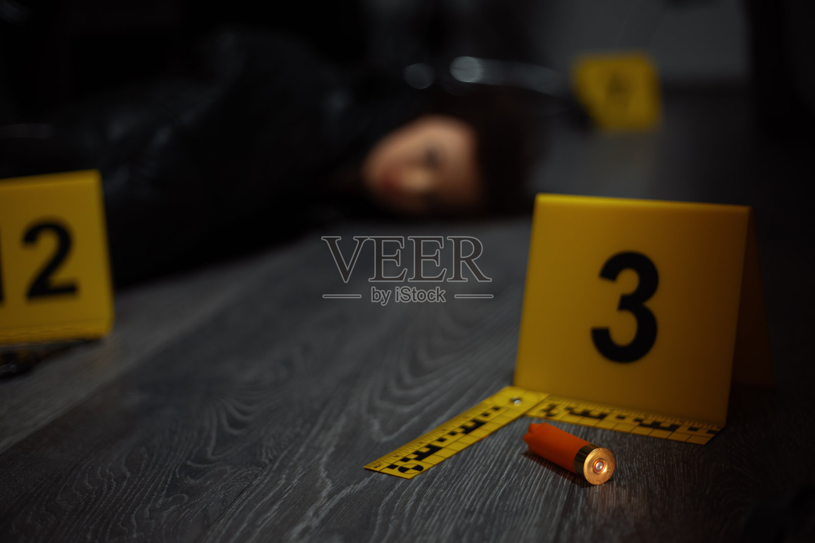 黑暗犯罪现场的证据,受害者身体模糊照片摄影图片