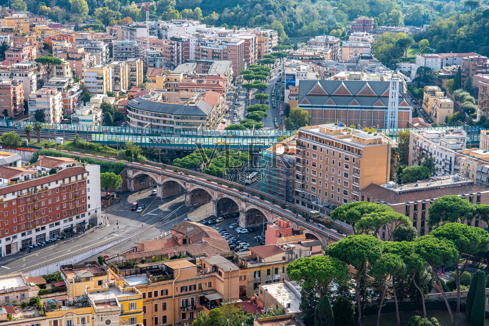 从圣彼得大教堂俯瞰梵蒂冈城历史建筑和城市景观的航拍图照片摄影图片