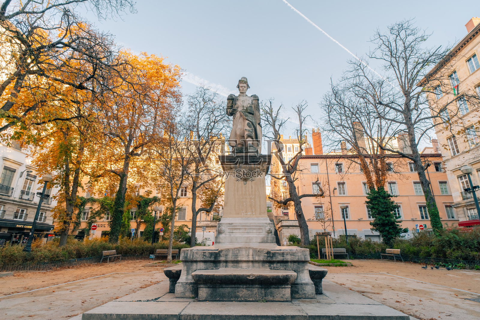 法国里昂 - 2025年9月26日 法国士兵塞尔让·布兰丹的纪念雕像照片摄影图片