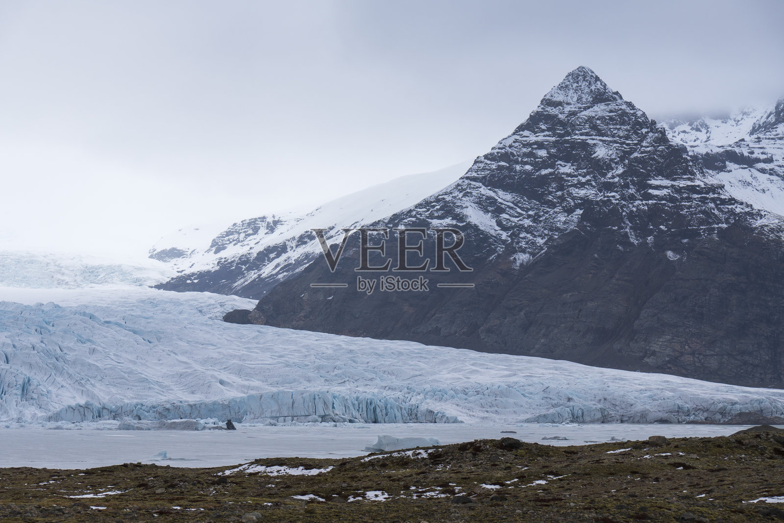 冰岛冬季瓦特纳冰川和菲亚尔萨伦冰山泻湖的自然风光照片摄影图片