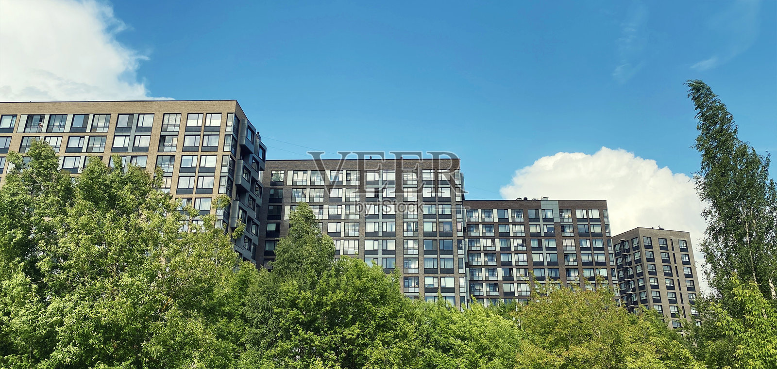 建筑与房地产,带大型全景窗的现代住宅公寓楼照片摄影图片