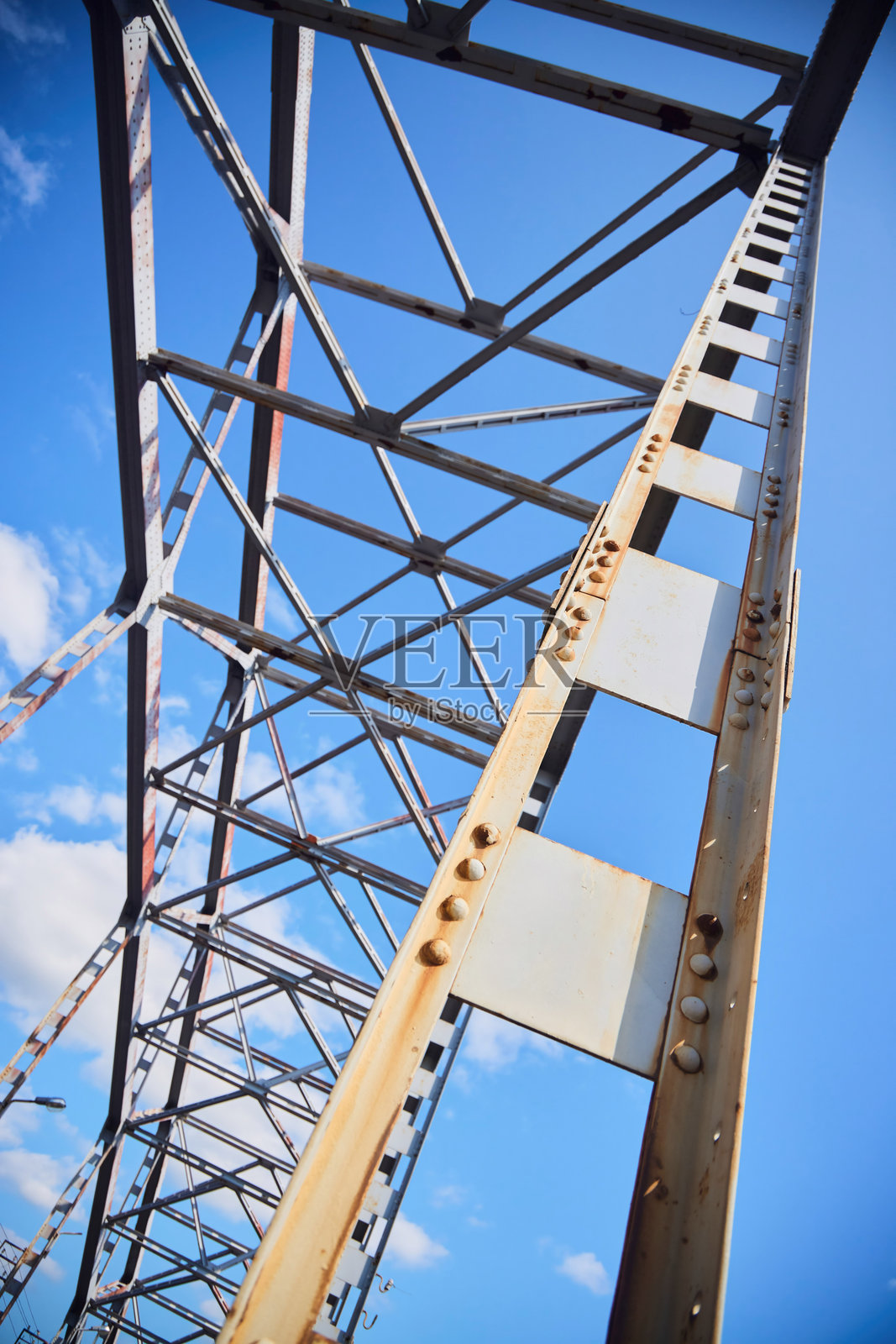 旧金属桥的建造,带有螺栓和铆钉照片摄影图片