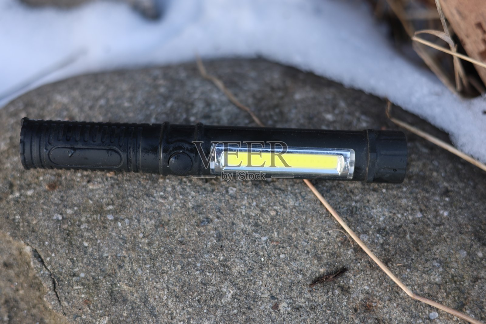 强大光束的小型黑色手电筒照片摄影图片