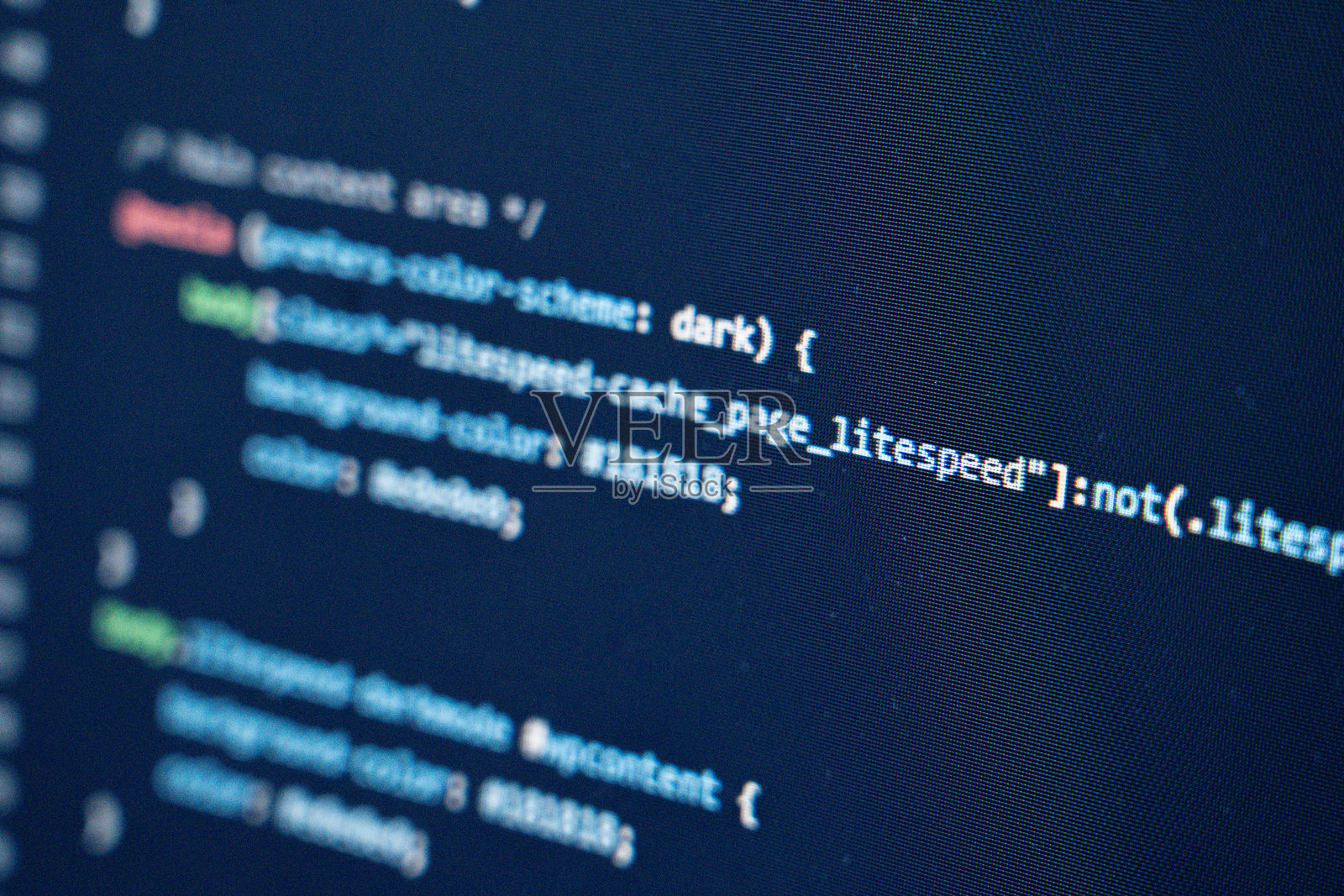 屏幕上 CSS 暗黑模式代码的特写,具有鲜艳的语法高亮照片摄影图片