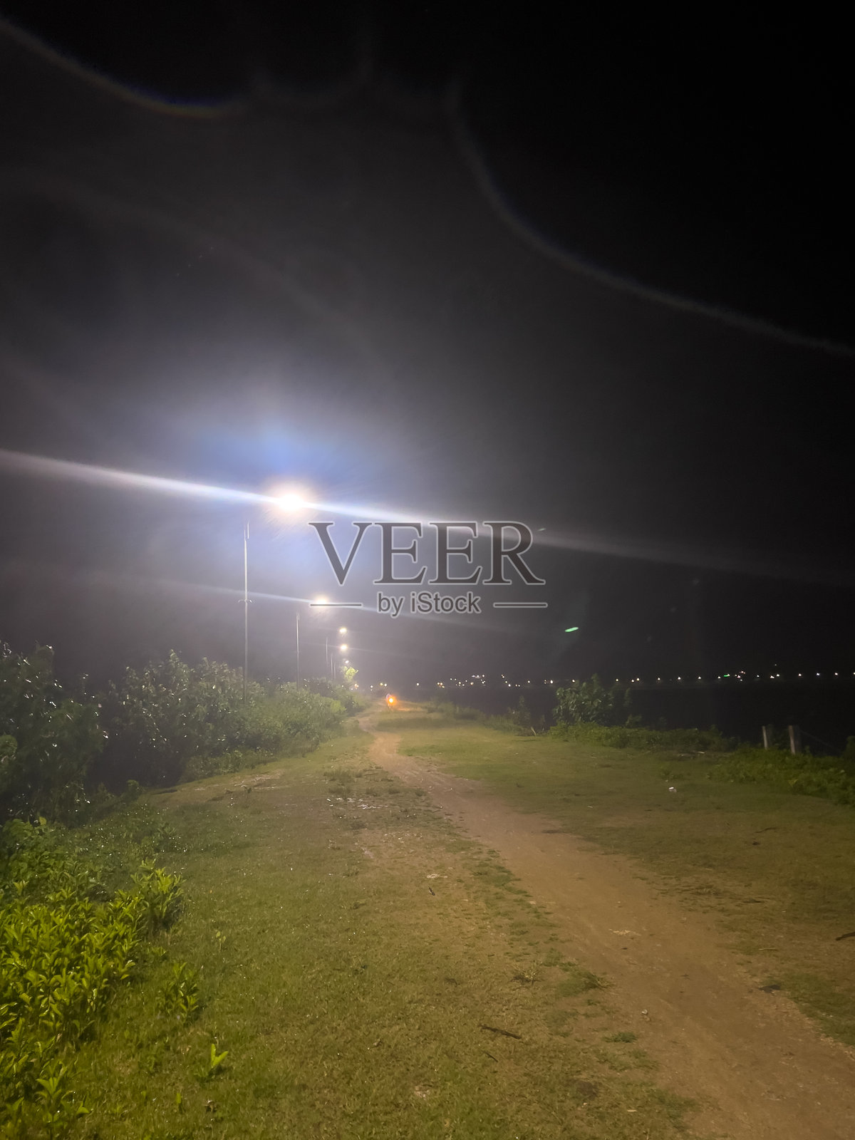 夜晚,路灯照亮的道路照片摄影图片