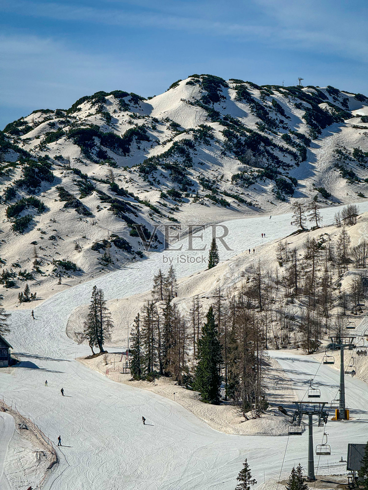 非洲沙尘暴过后,白雪被染成棕色的高山滑雪胜地照片摄影图片