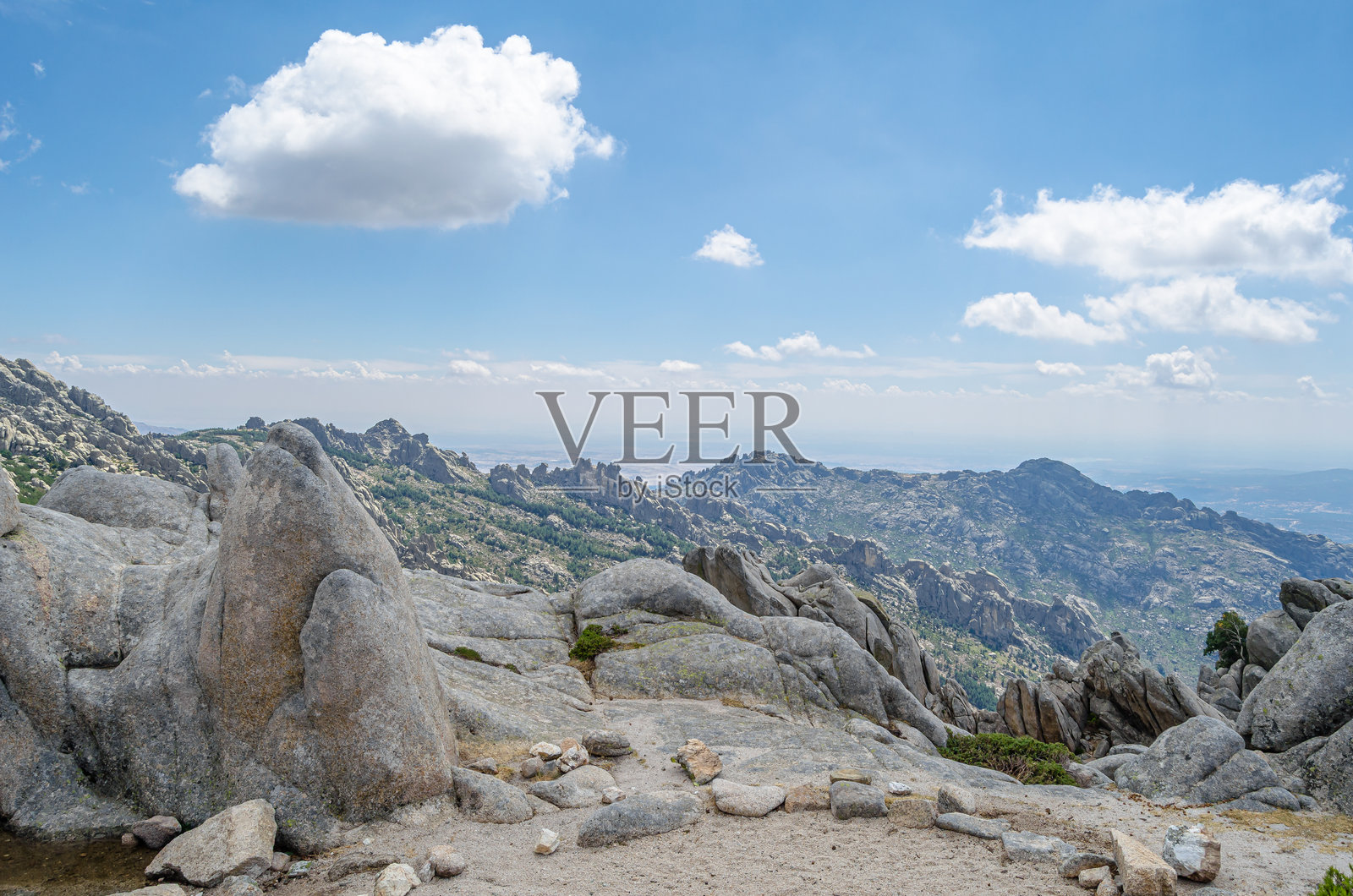 西班牙瓜达拉马山脉的拉佩德里萨花岗岩地貌景观照片摄影图片