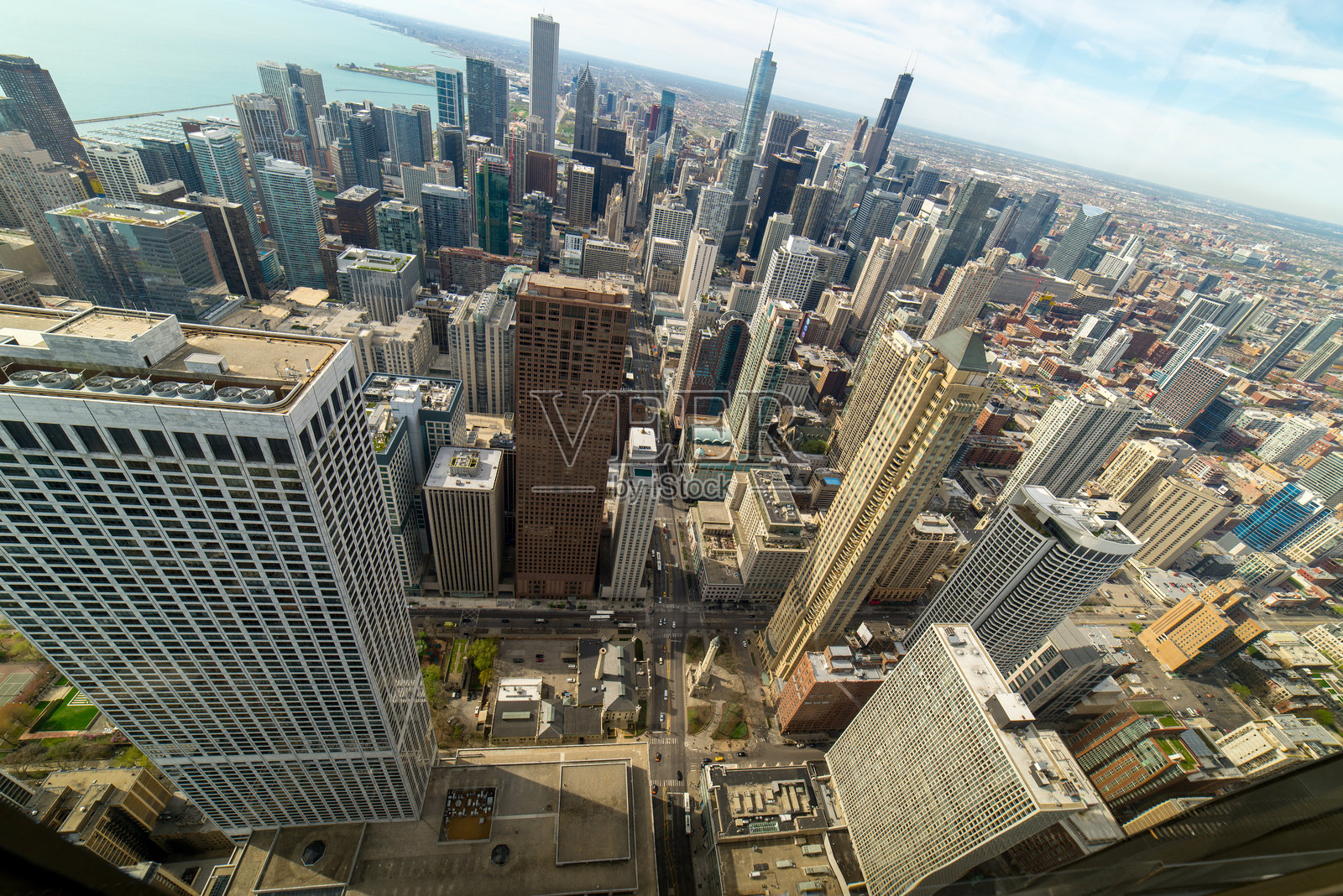 从芝加哥市区高空俯瞰伊利诺伊州芝加哥市的天际线建筑,看向芝加哥南部。照片摄影图片