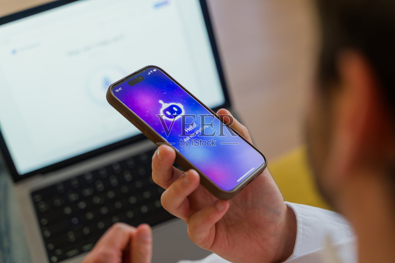 一个人正在使用带有AI聊天机器人应用程序的智能手机照片摄影图片