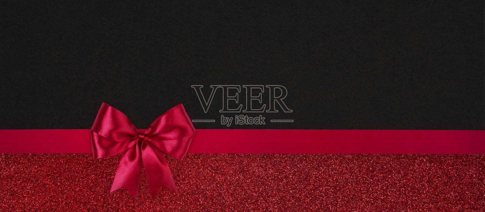 红色和黑色卡片带有丝带蝴蝶结照片摄影图片