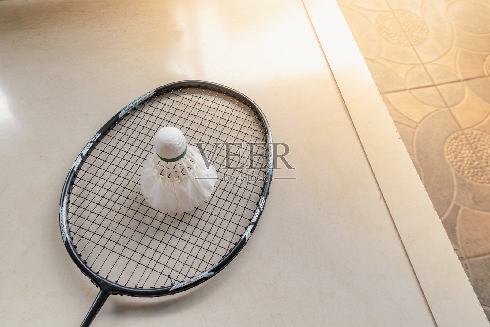 地板上的羽毛球拍和羽毛球照片摄影图片