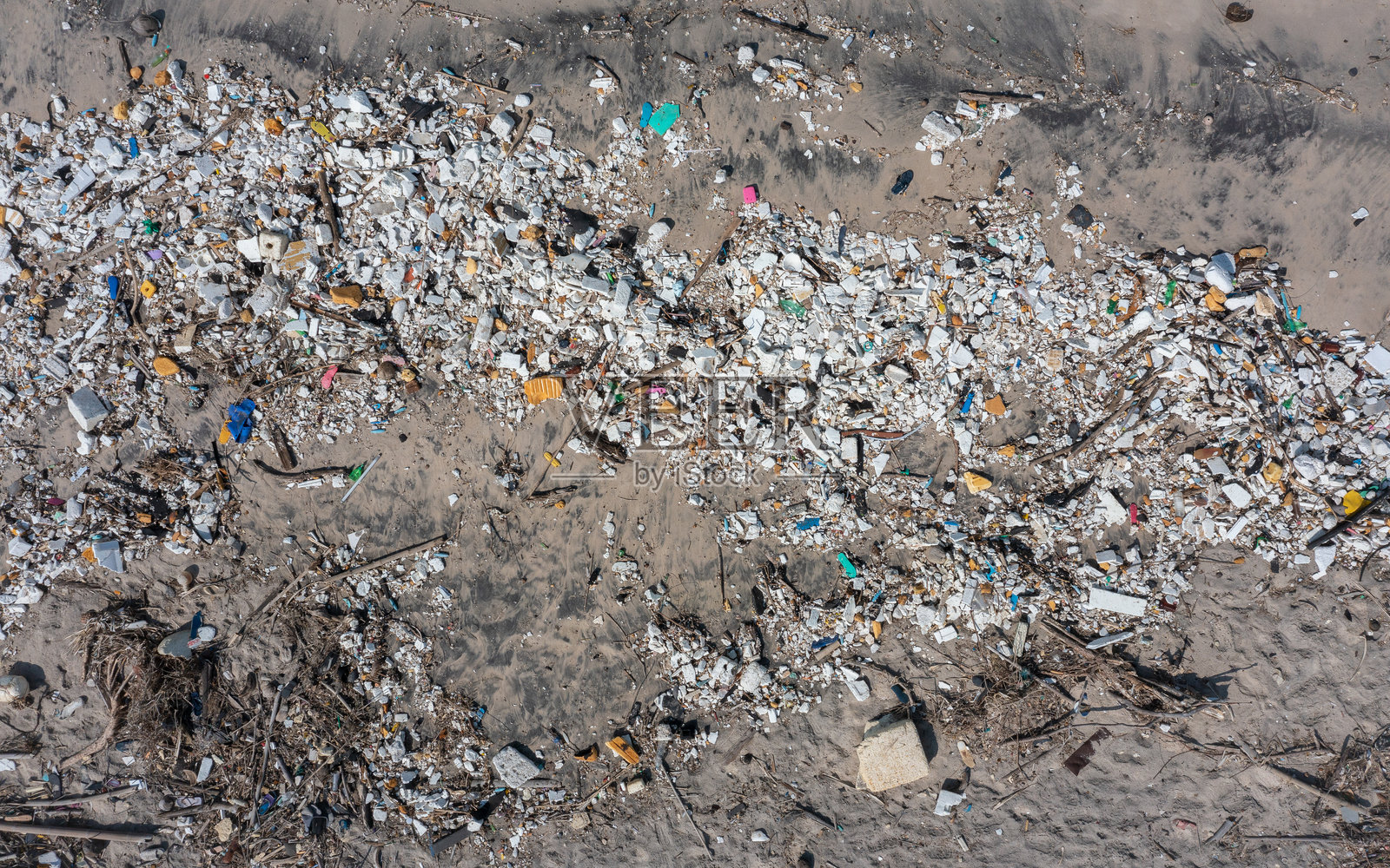 海滩垃圾污染:微塑料和泡沫塑料照片摄影图片