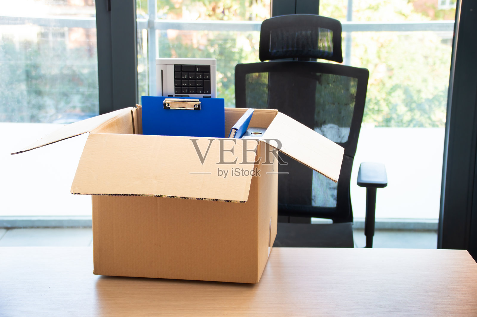 搬迁办公室并将物品装箱照片摄影图片