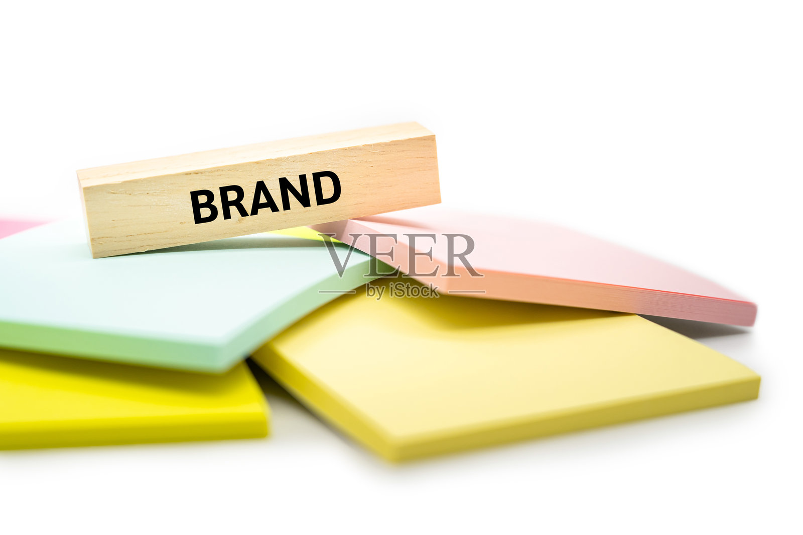 品牌文字木块与彩色便利贴:创建您的品牌,品牌建设,成功,商业照片摄影图片