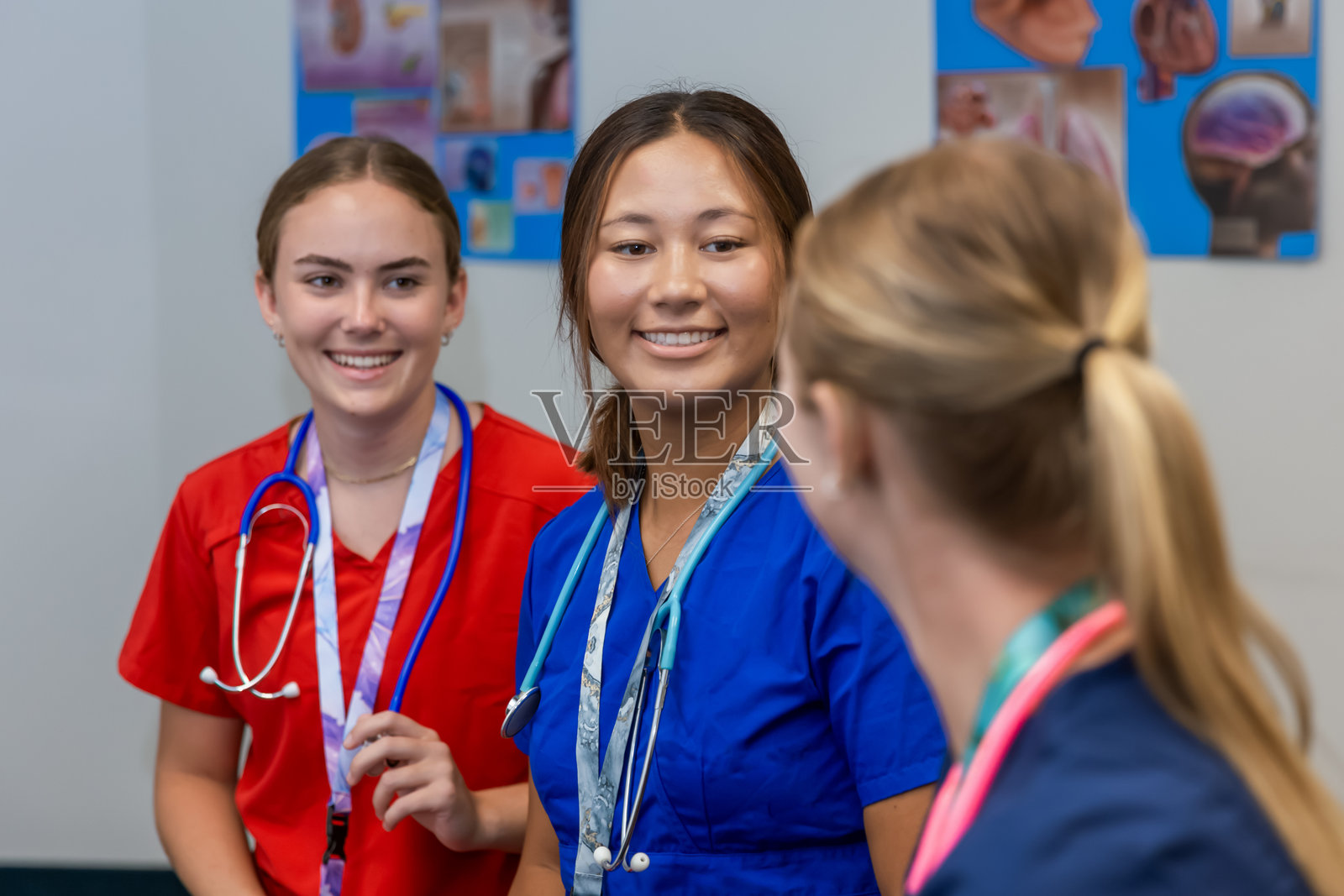 坐在课堂上交谈的护理专业学生照片摄影图片