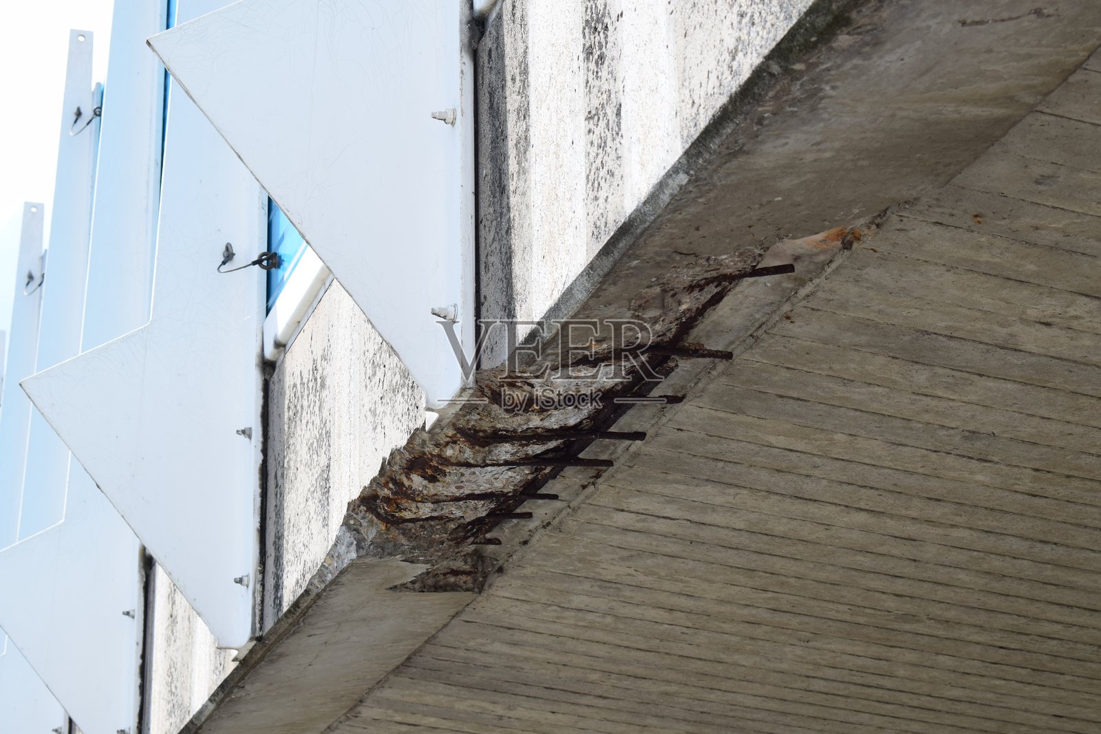 混凝土孔中的生锈铁照片摄影图片