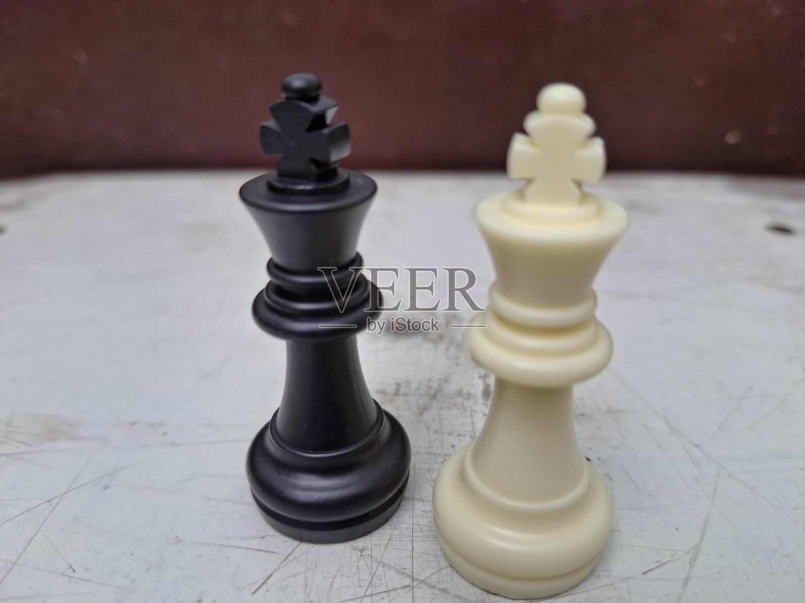 国际象棋棋盘:棋子各有分工,包括国王、皇后、车、骑士、主教和士兵。照片摄影图片