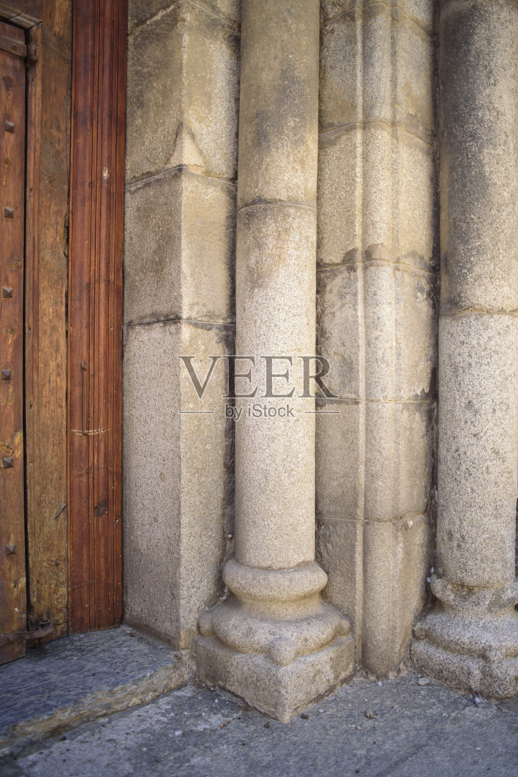 中世纪教堂入口处的柱子照片摄影图片