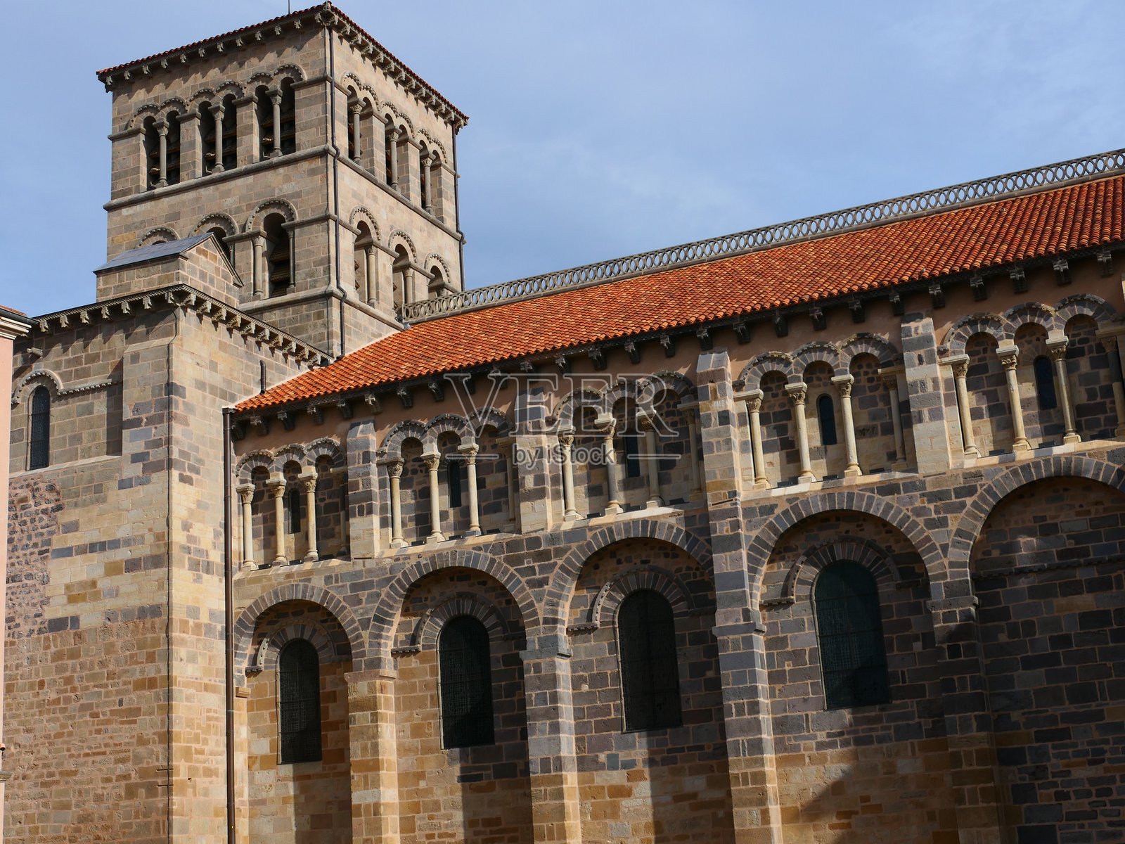 圣奥斯特雷穆瓦纳罗马式修道院教堂,12世纪,伊苏瓦尔,多姆山省,奥弗涅照片摄影图片