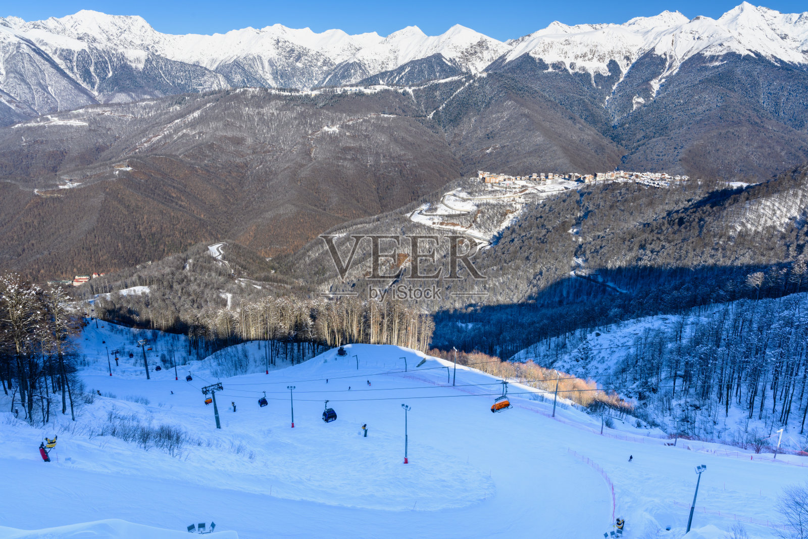 覆盖着森林的雪山和山峰滑雪胜地。照片摄影图片