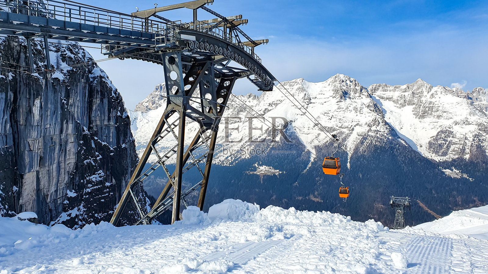 缆车穿梭于崎岖的高山景观中,两侧是悬崖和雪山,是旅行、探险和冬季风光摄影的理想选择。照片摄影图片
