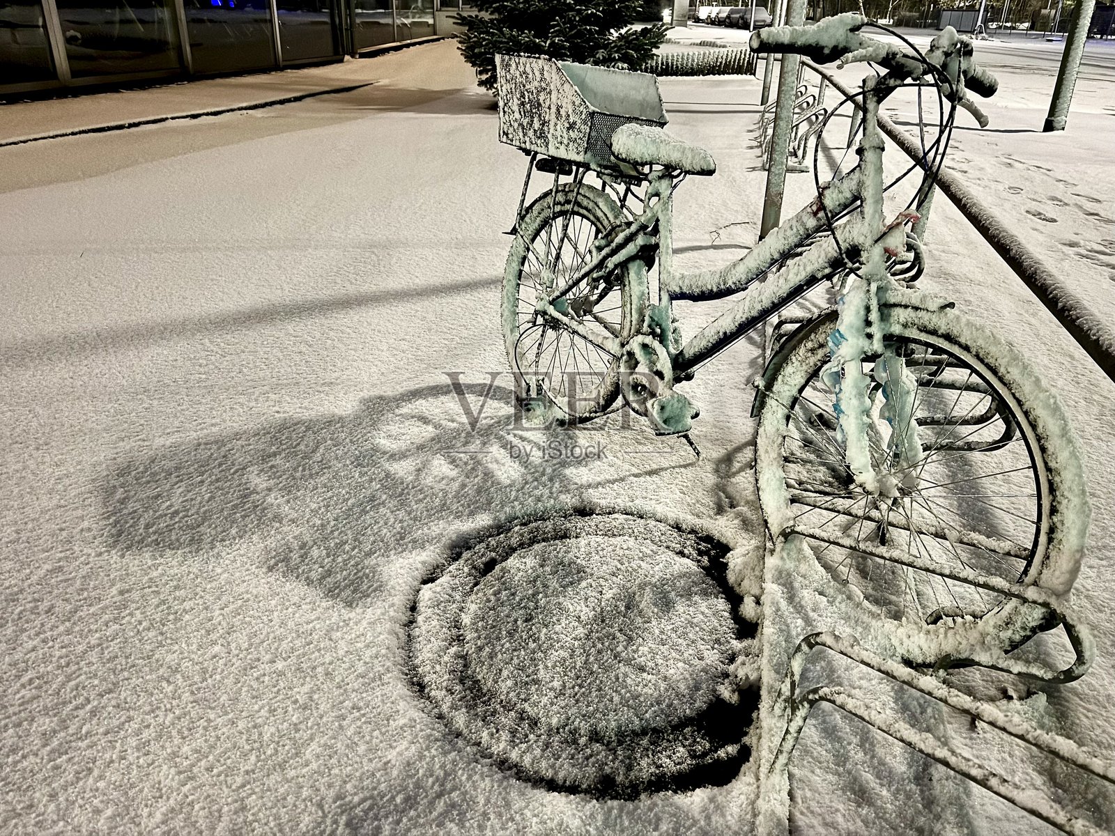 夜晚德国雪地覆盖的自行车照片照片摄影图片