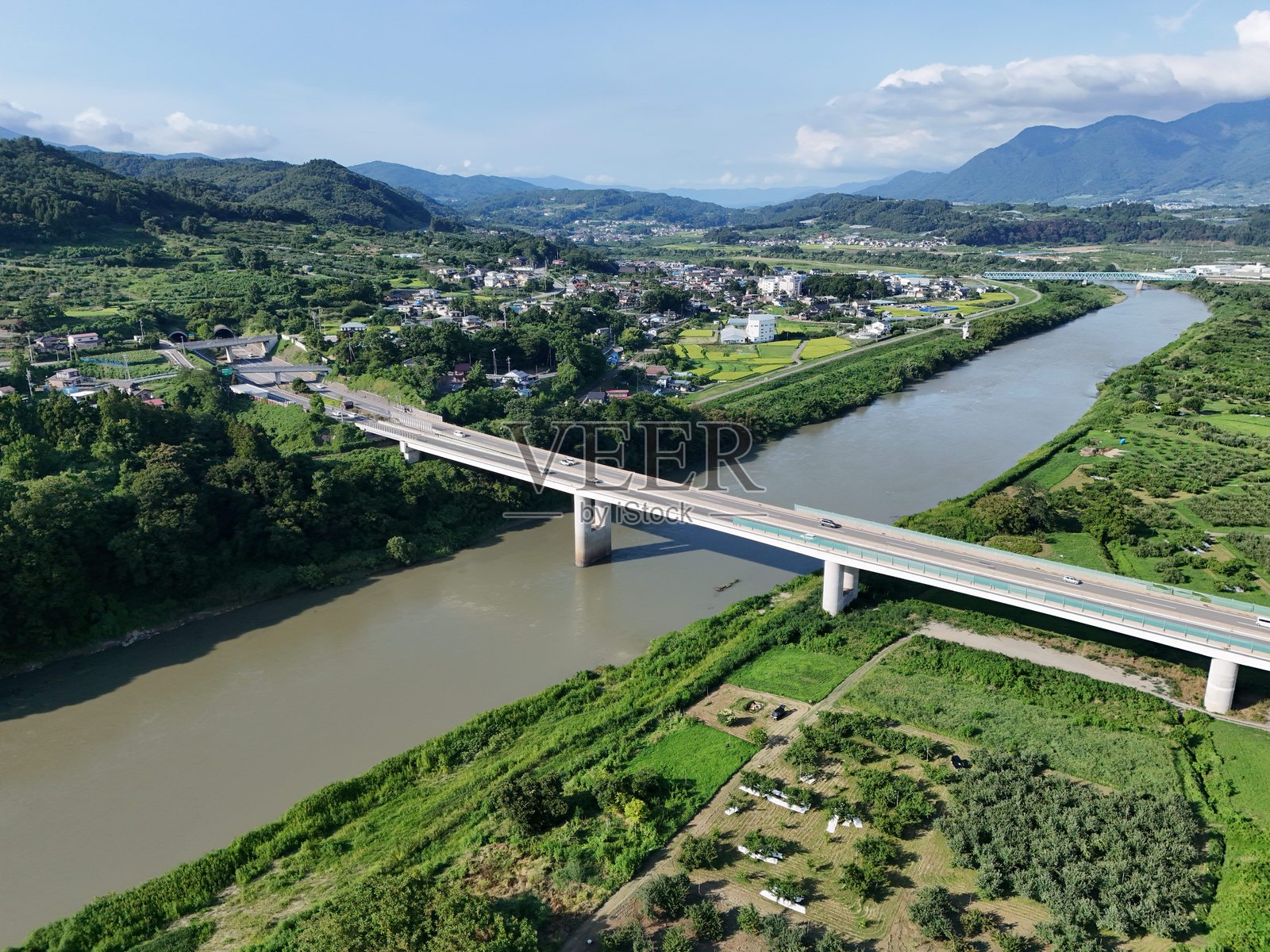 一座桥横跨乡村地区的一条河流照片摄影图片