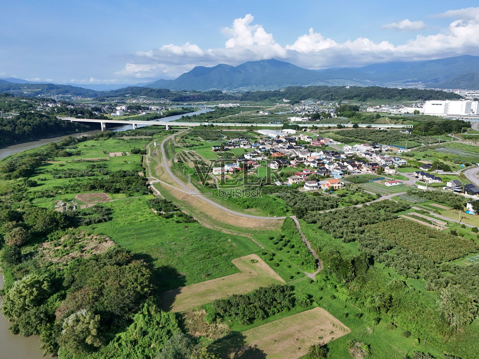 绿色的风景,有河流和桥梁照片摄影图片