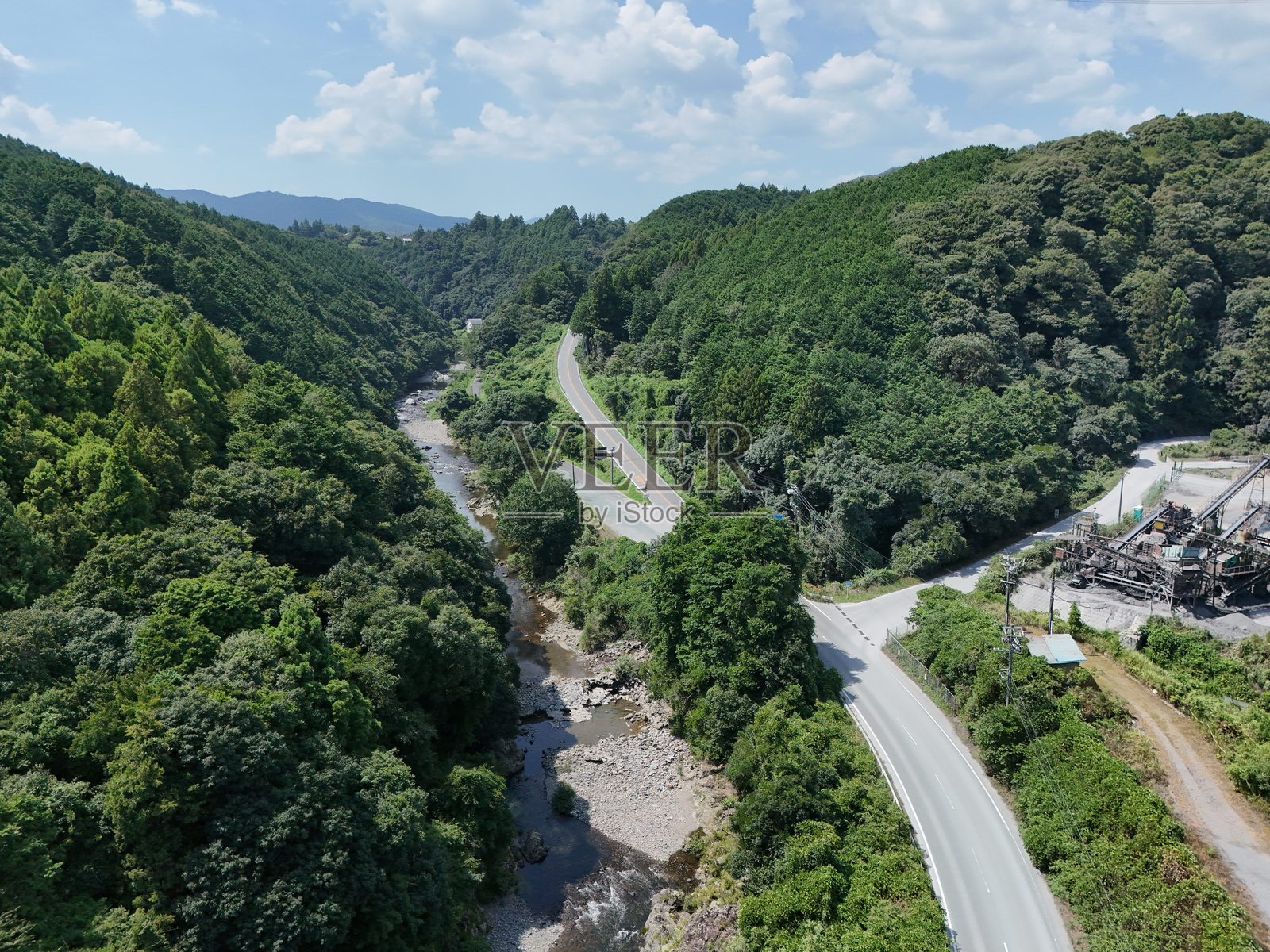 一条山路,旁边伴随着一条河流照片摄影图片