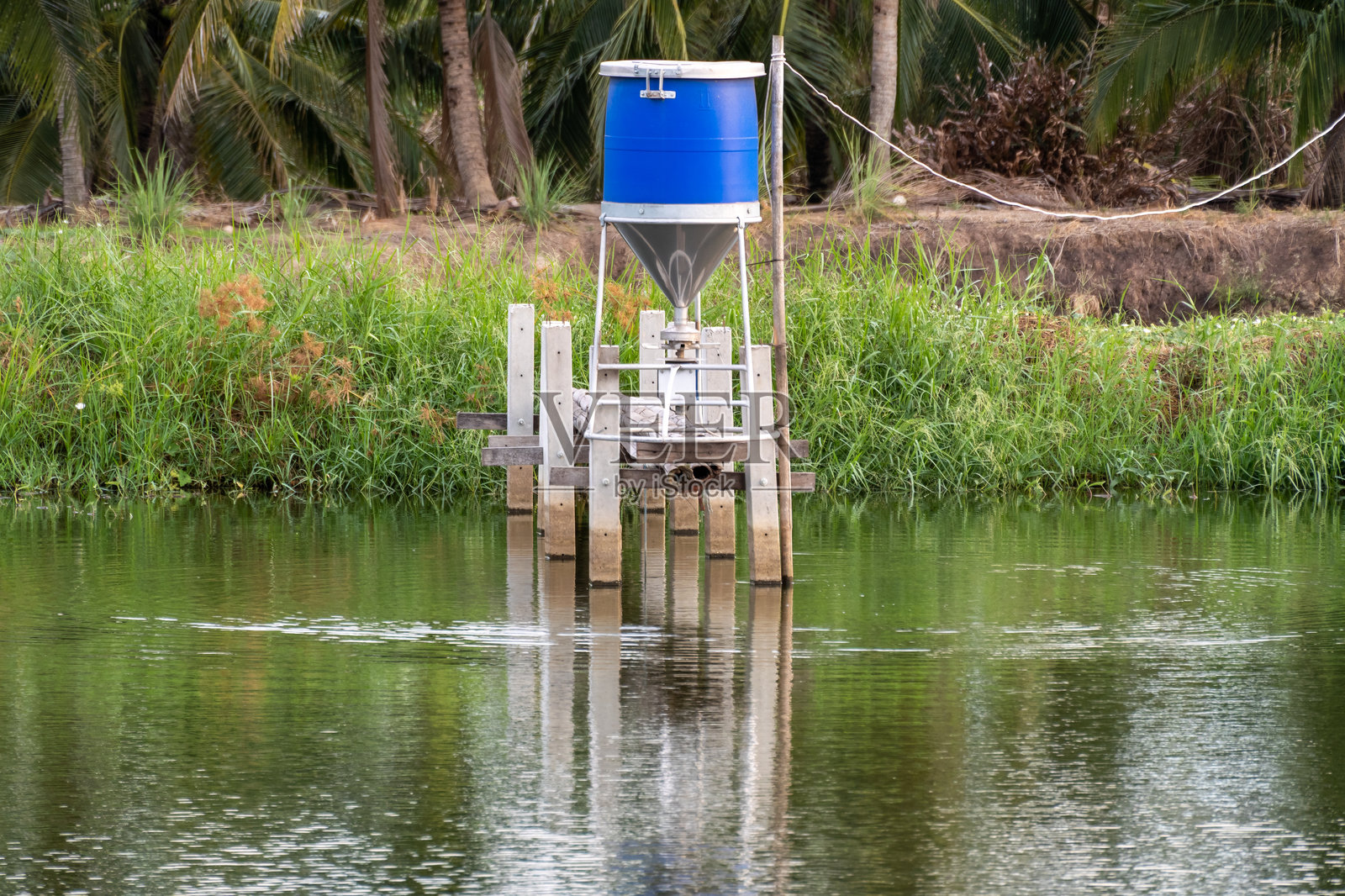 热带景观中的水管理系统设备安装自然环境地面水平照片摄影图片