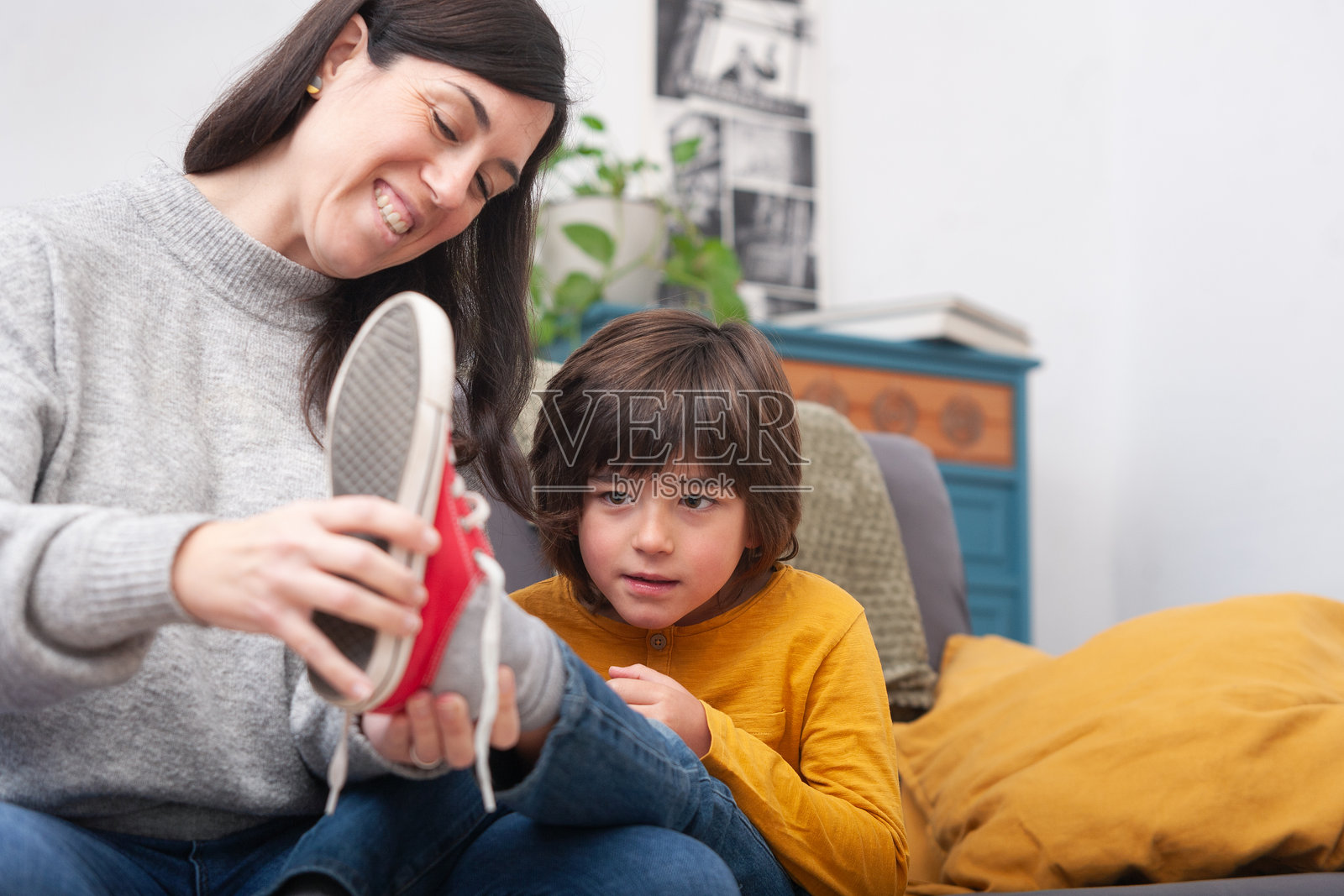 一天结束:母亲和儿子在家一起放松照片摄影图片