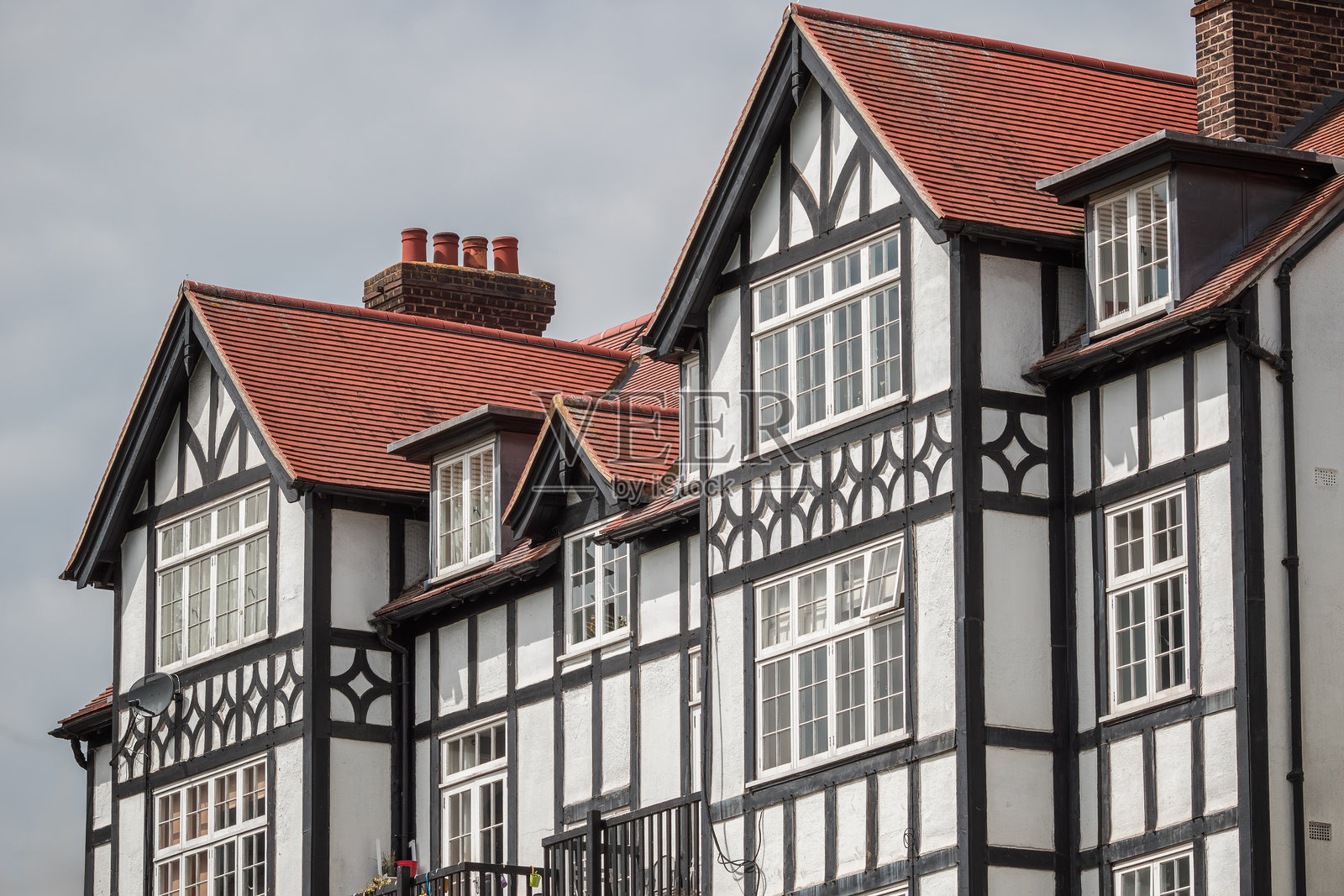 伦敦海格特地区的模拟都铎风格住宅楼(都铎复兴风格)照片摄影图片