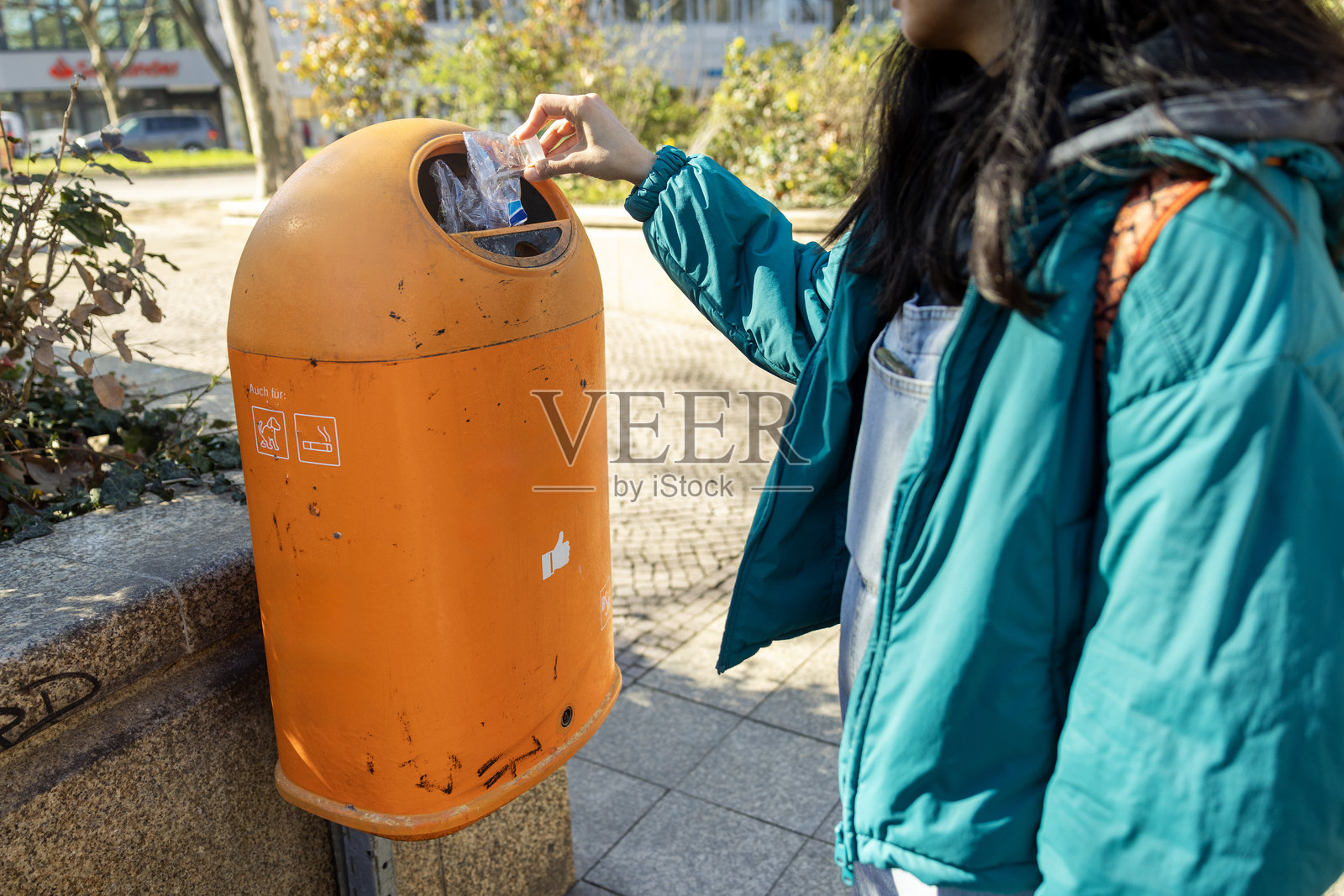 将塑料瓶扔进垃圾桶照片摄影图片