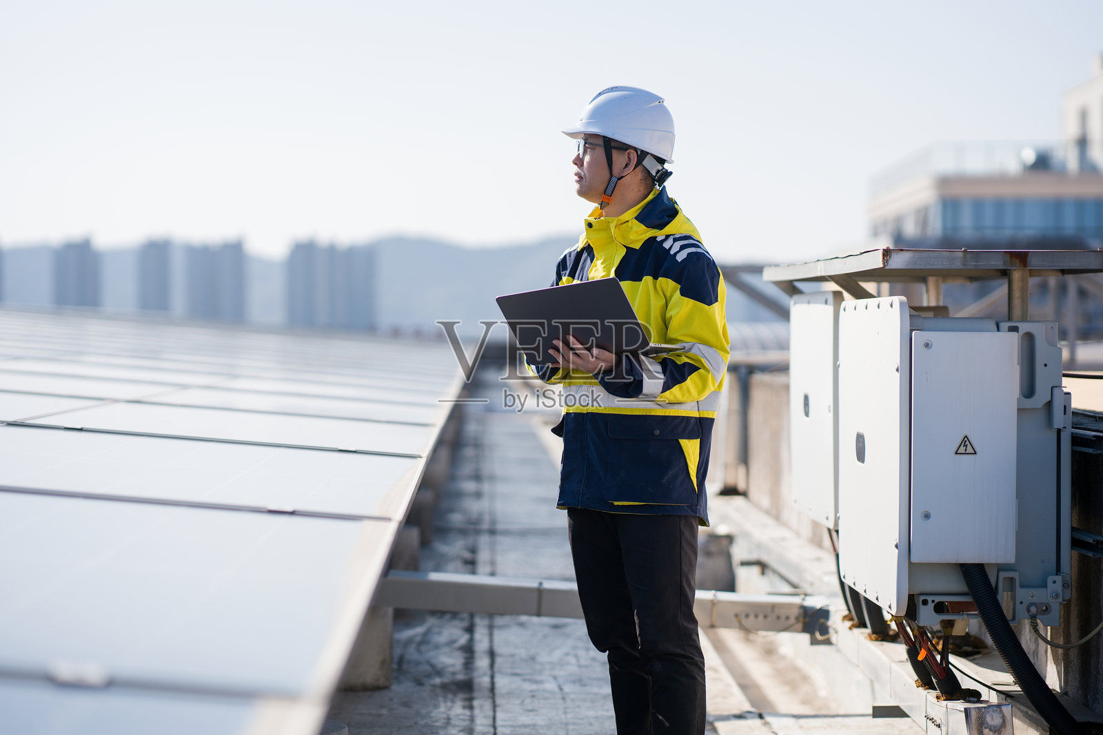 工程师屋顶检查光伏设备持笔记本照片摄影图片
