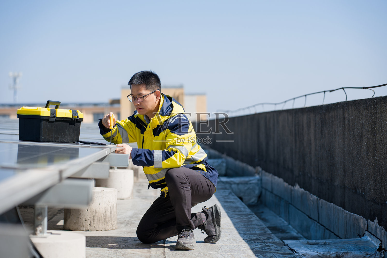 工程师屋顶检查光伏板设备照片摄影图片