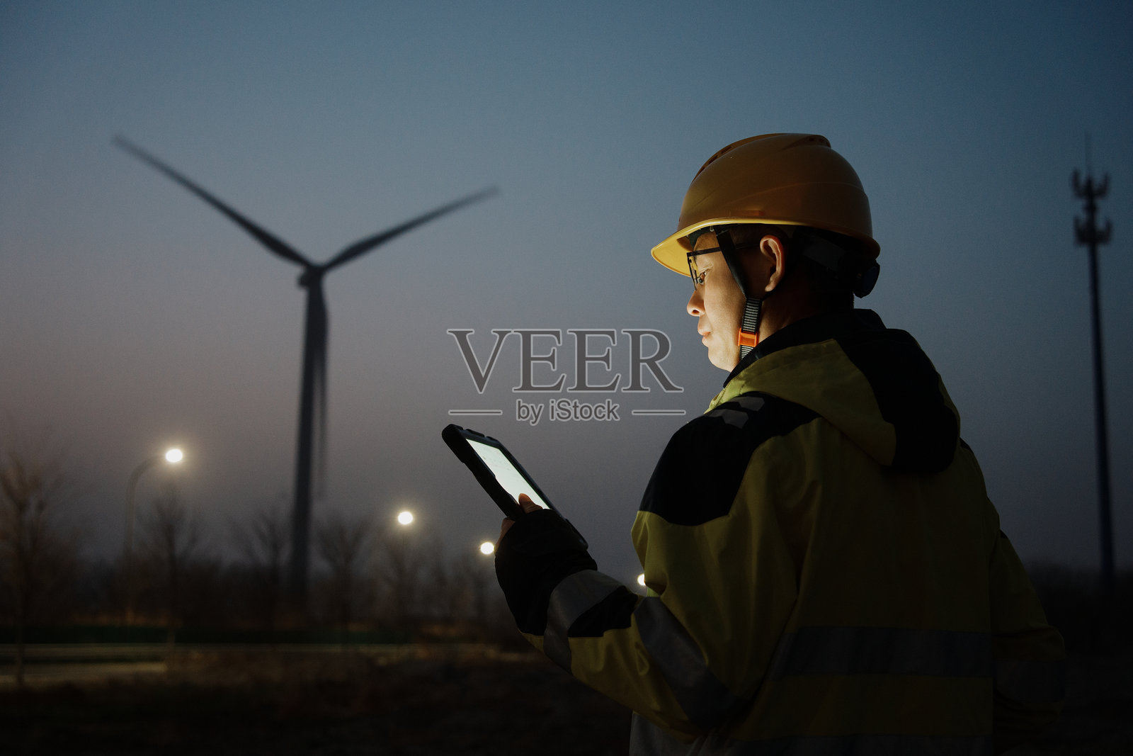 风电场夜巡工程师手持平板检查设备照片摄影图片