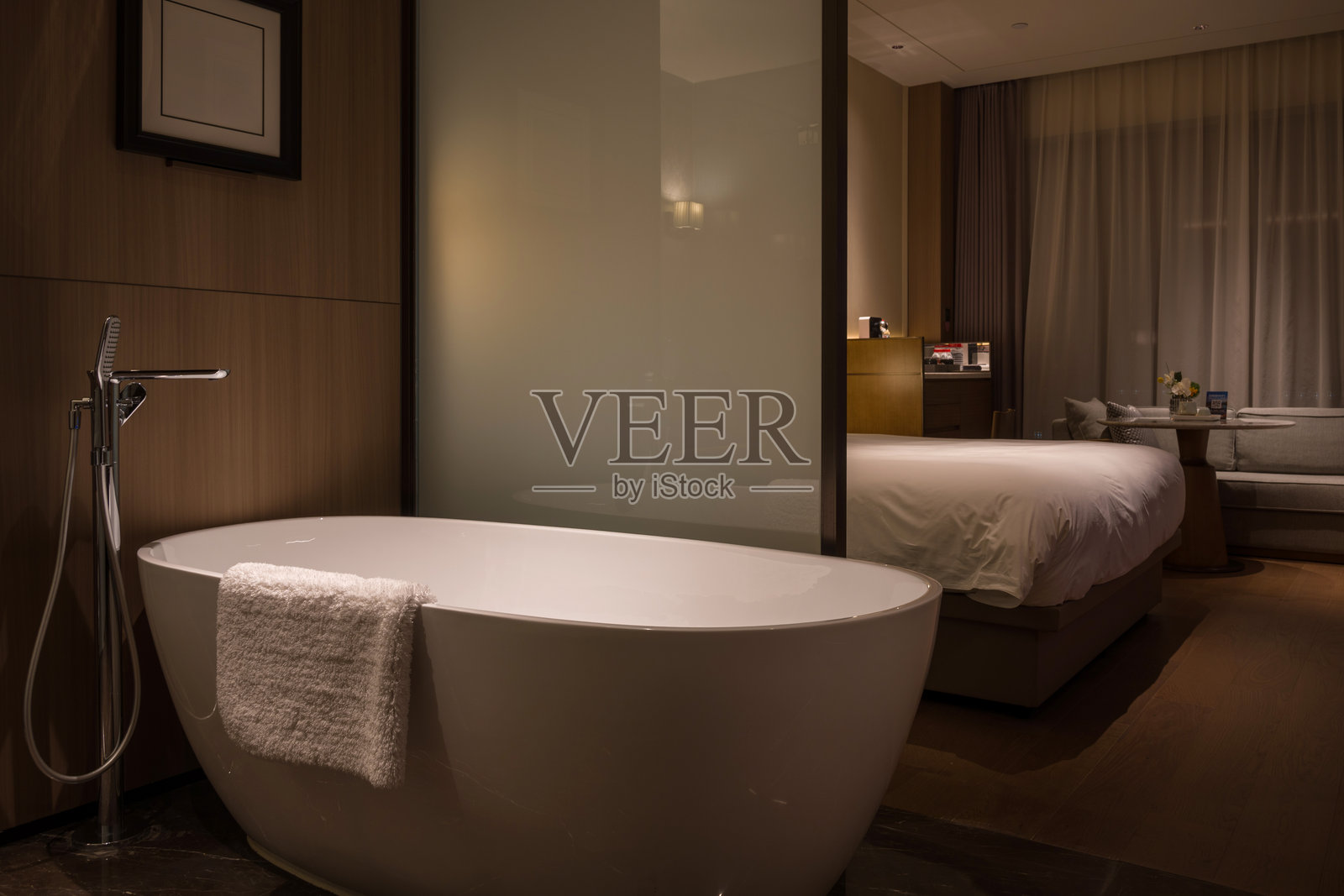 现代酒店套房浴缸与卧室隔断景观照片摄影图片