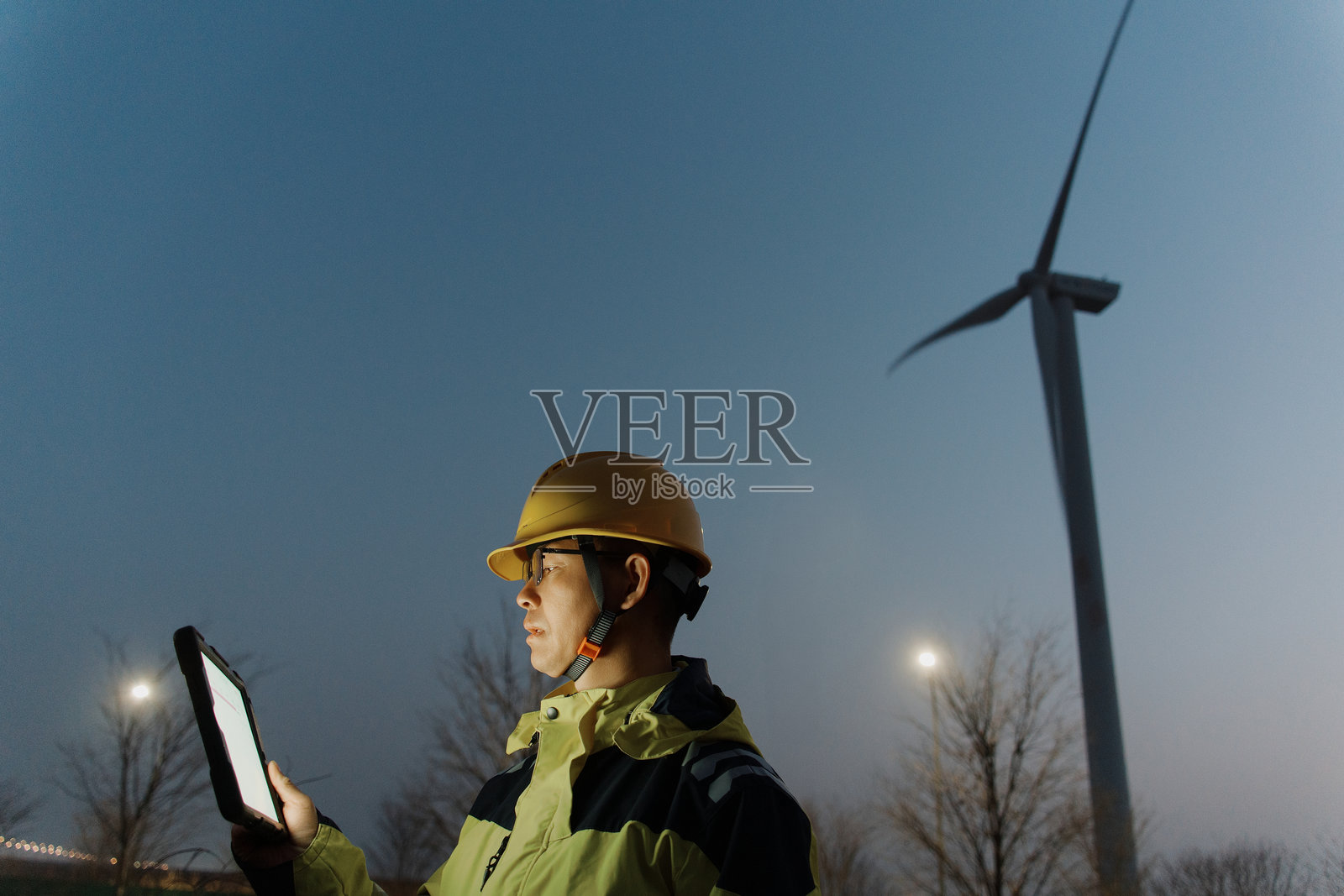 风电场工程师夜查平板巡检风电机照片摄影图片