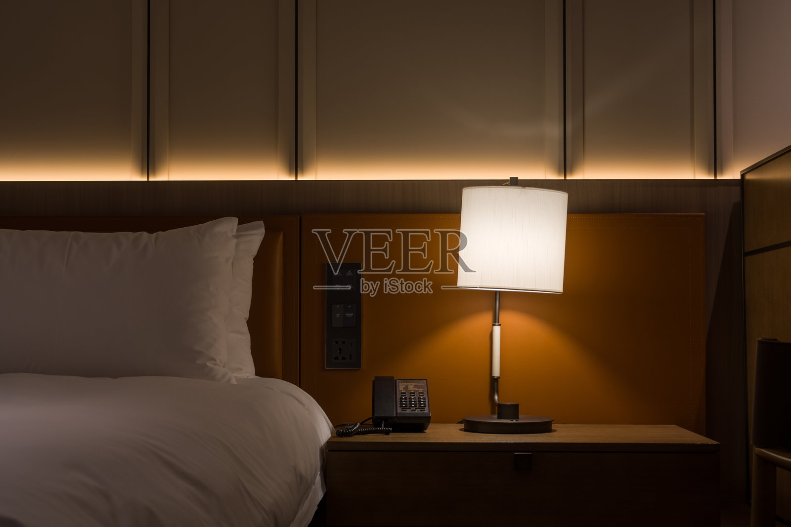 酒店床头灯暖光照明现代卧室场景照片摄影图片