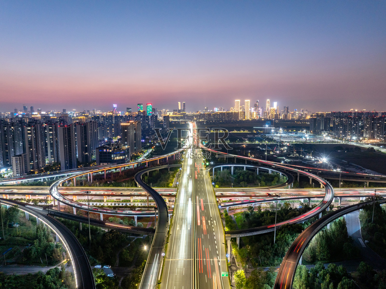 城市夜晚立交桥车流光轨照片摄影图片