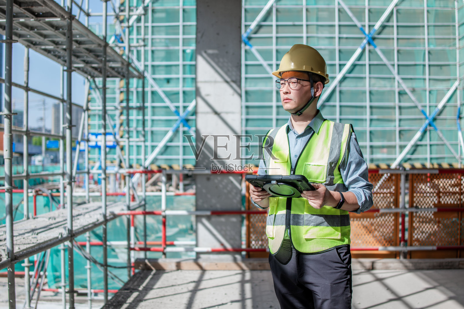 工地持平板的年轻工程师照片摄影图片