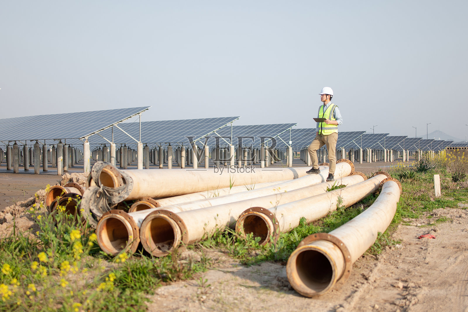 光伏电站工程师持平板工作照片摄影图片