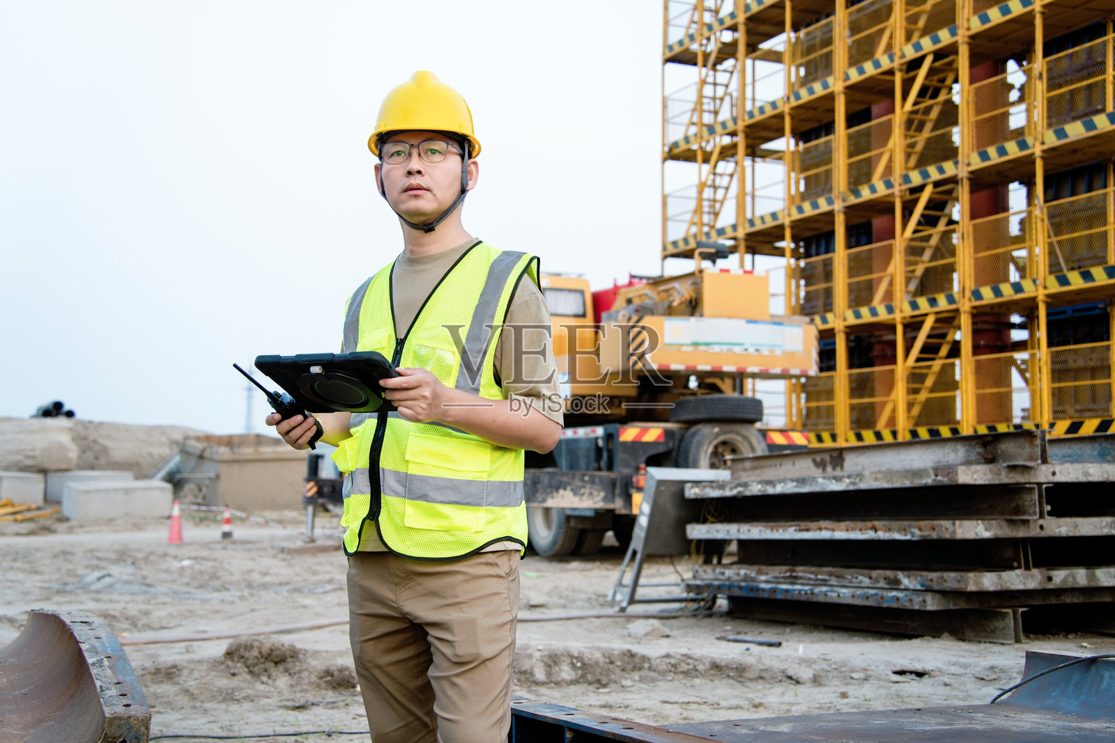 工地男工程师持平板作业照片摄影图片