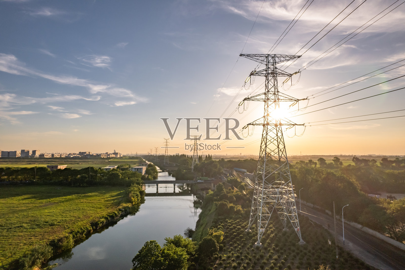 郊野河畔输电塔黄昏风光照片摄影图片