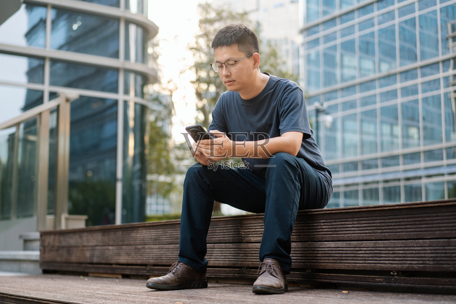 商务男士户外看手机照片摄影图片