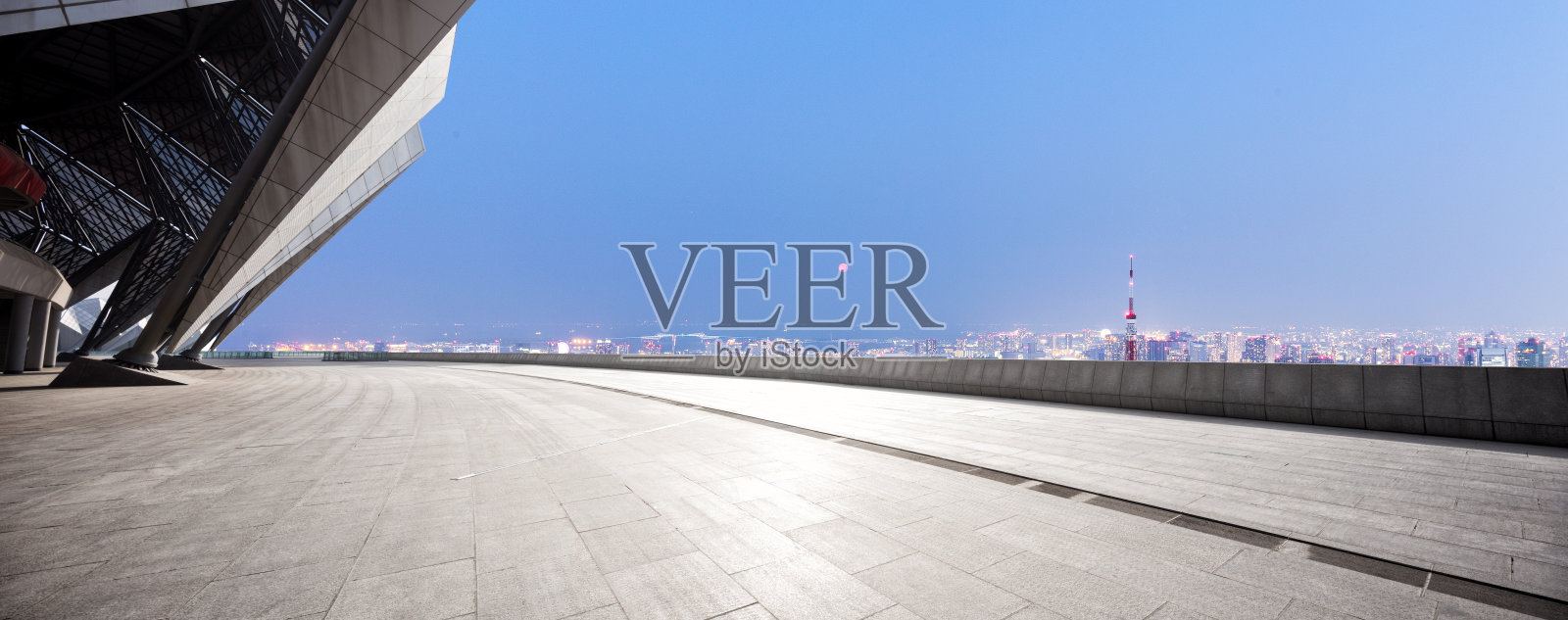 现代建筑观景平台俯瞰城市天际线与电视塔照片摄影图片