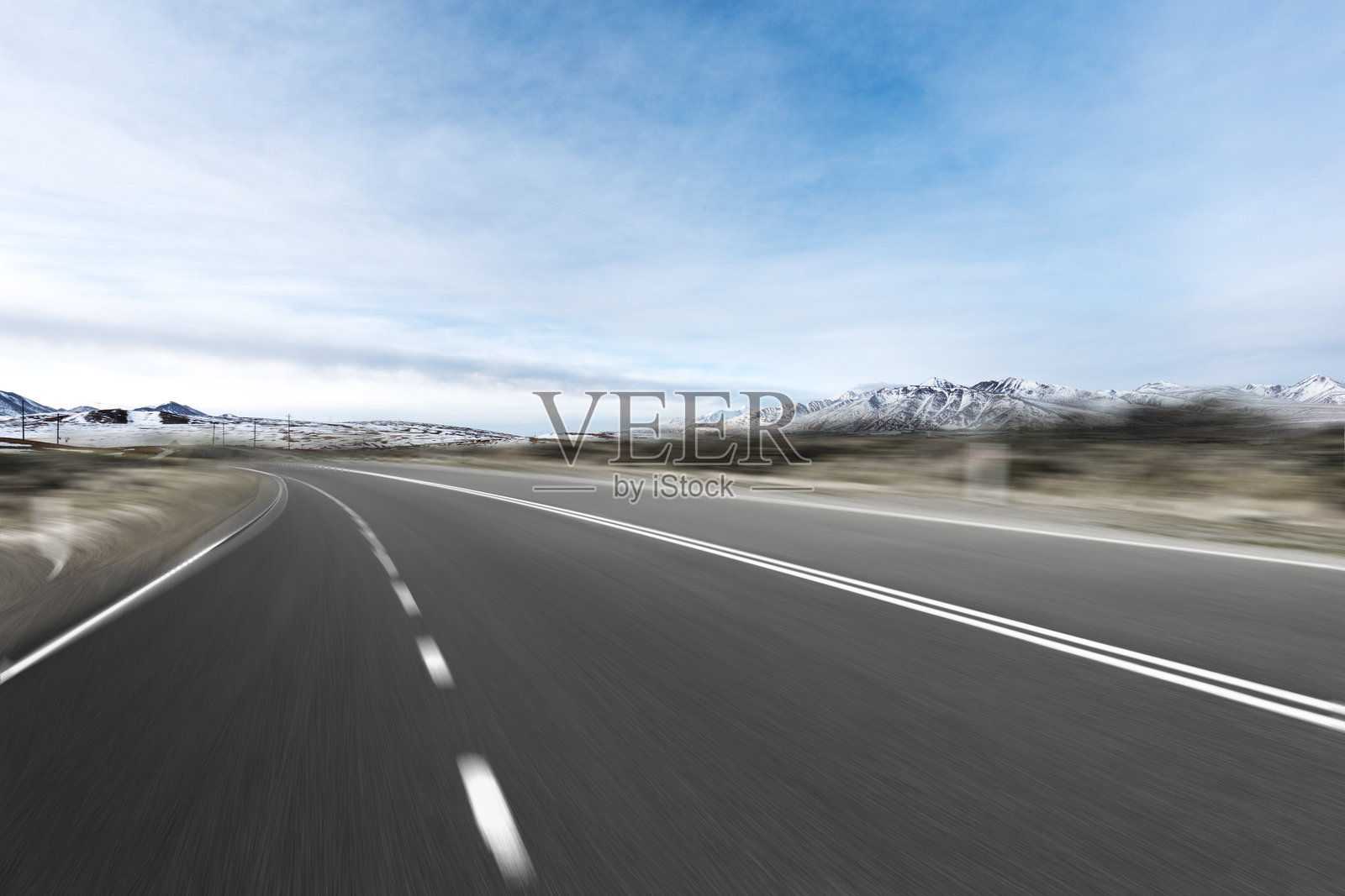 高速公路上行驶视角雪峰背景道路延展画面照片摄影图片