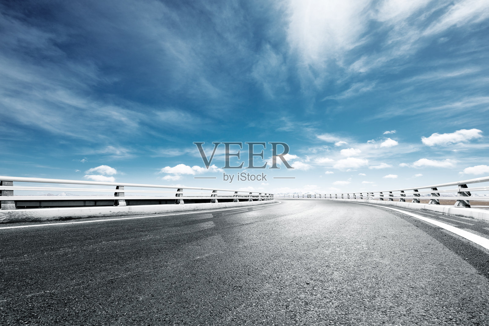 空旷沥青公路延伸至蓝天白云下的远方照片摄影图片