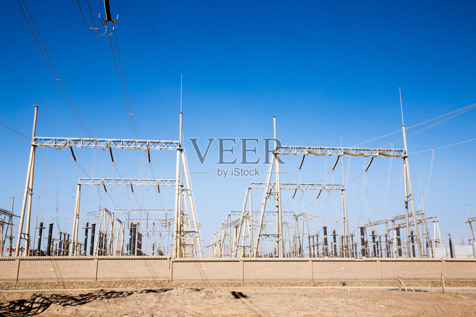 晴朗蓝天下高压变电站金属构架与输电线路全景照片摄影图片